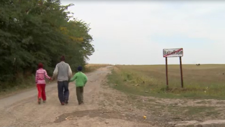 BOTOSANI. Cu un singur microbuz scolar trebuie sa ajunga zilnic la ore 2.700 de elevi Imagine