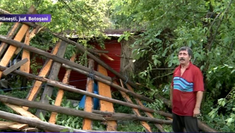 BOTOSANI. O tornada a lasat mai multe case fara acoperisuri: Asta e bucata luata de pe casa fratelui meu Imagine