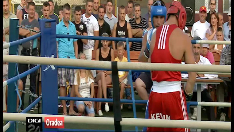 BOX: Si-au dat pumni in aer liber Imagine