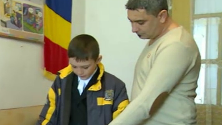 BRADUL CU POVESTI. „Domnul Trandafir” din Oltenia. Un invatator merge zeci de kilometri ca sa faca lectii cu patru elevi Imagine