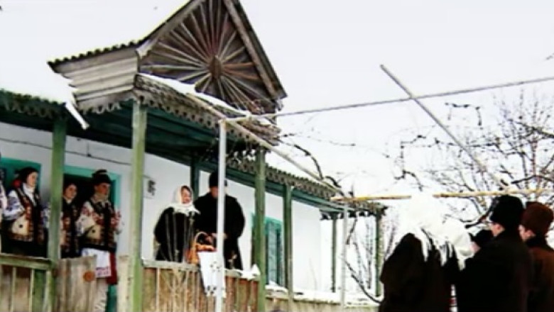 BRADUL CU POVESTI. Eugenia si Victor Varlan, profesorii care ii invata pe elevi sa pastreze traditiile Imagine