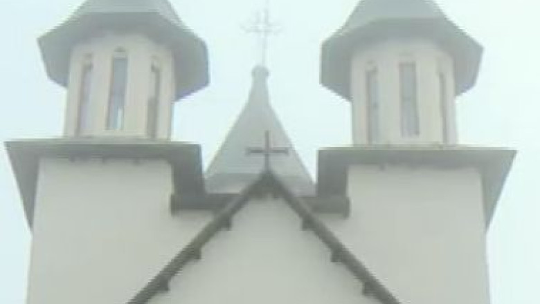 BRADUL CU POVESTI. Manastirea de maici, minunea din Strunga Imagine