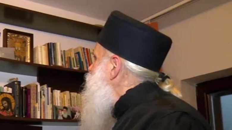 BRADUL CU POVESTI. Monahii de la Manastirea Casian sunt pasionati de poezie, matematica sau alpinism Imagine
