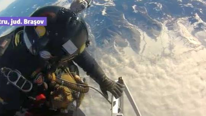 BRADUL CU POVESTI. Trei curajosi au vrut sa doboare recordul de salt cu parasuta, din balon Imagine