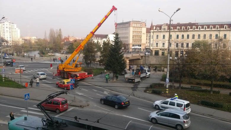Bradul de Craciun a fost instalat in centrul Oradei Imagine