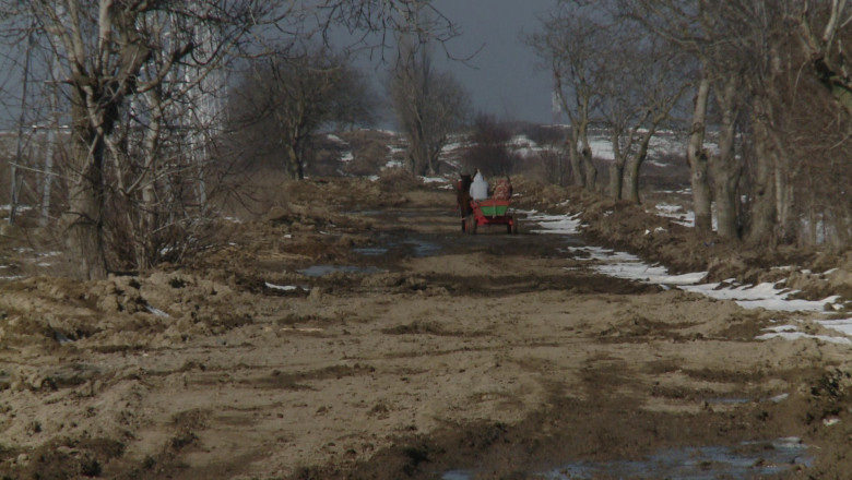 BRAILA. Drum judetean „asfaltat" cu noroi Imagine