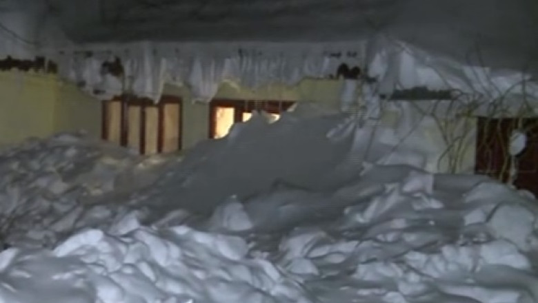 BRAILA. La Mircea Voda, oamenii au sapat tunele in zapada pentru a putea iesi din case Imagine