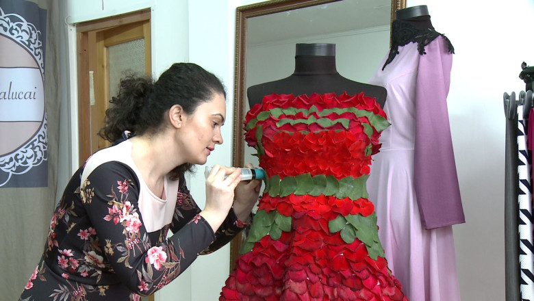 BRAILA. Rochie decorata cu petale de trandafiri Imagine