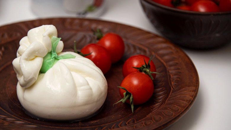 Branza vanduta la suta de grame si rosii la bucata. O noua strategie in piete ca sa se mascheze preturile care nu mai scad Imagine