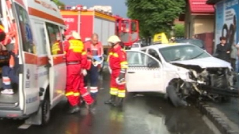 Brasov. Trei persoane, ranite grav intr-un accident Imagine