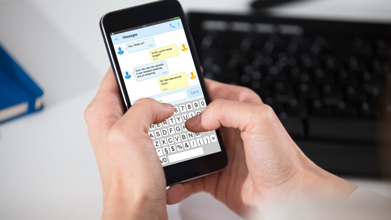 „BRB”, „IDK” si alte abrevieri din mesaje schimba felul in care sunt perceputi interlocutorii. Ce spun psihologii Imagine