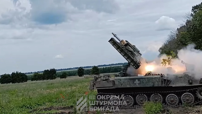 Brigada a 3-a de asalt din Ucraina prezinta un sistem hibrid de aparare aeriana. Rachete sovietice puse pe un vehicul american Imagine