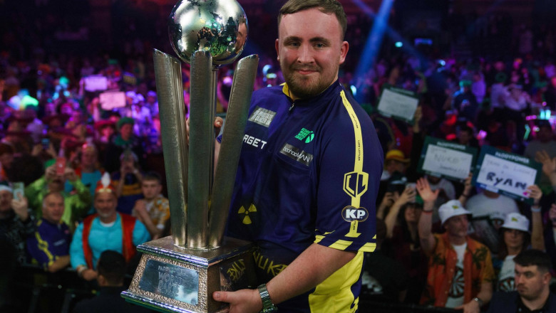 Britanicul Luke Littler a devenit cel mai tanar campion mondial la darts din istorie Imagine