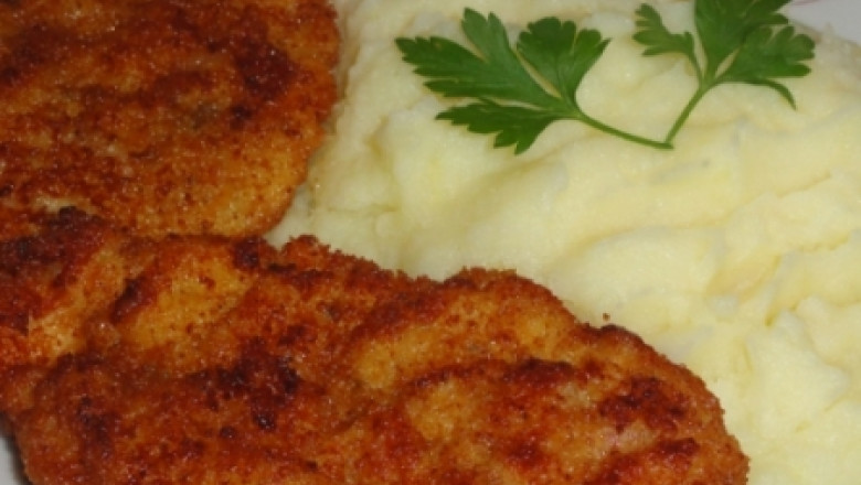 Bucatarii resimt scaderea nivelului de trai: romanii nu mai comanda peste sau vanat, ci pui cu piure Imagine