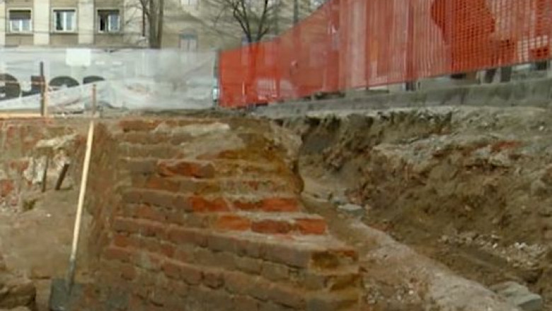 Bucati de istorie, lasate de izbeliste. Autoritatile nu au luat nicio masura de conservare a geamiei dezgropate Imagine