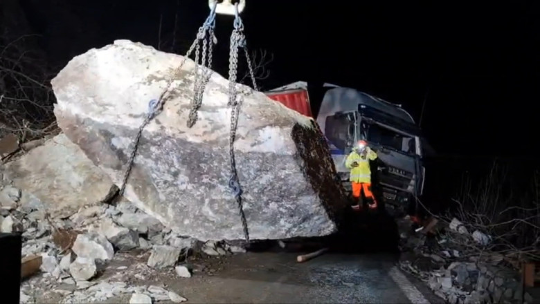 Bucati uriase de stanca au cazut pe DN7, Valea Oltului, in fata unui sofer de TIR, care a intrat in ele. Doua persoane au fost ranite Imagine