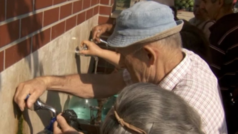 BUCURESTI. Coada ca pe vremuri la apa de fantana Imagine