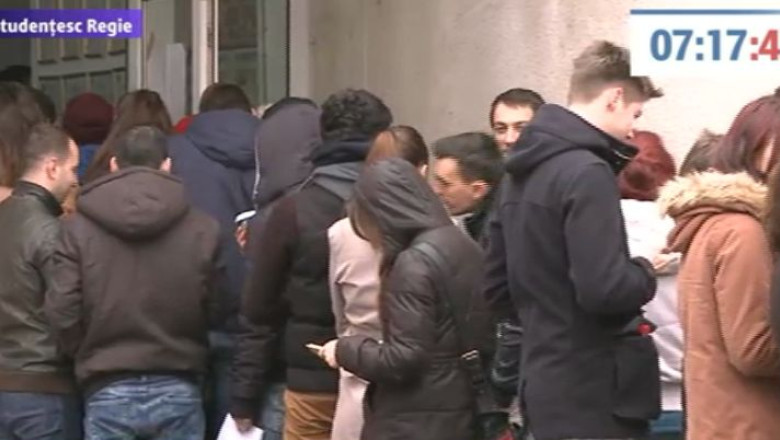 BUCURESTI. Cozi la sectiile unde voteaza studentii. Multi au ales sa nu plece in localitatile de domiciliu Imagine