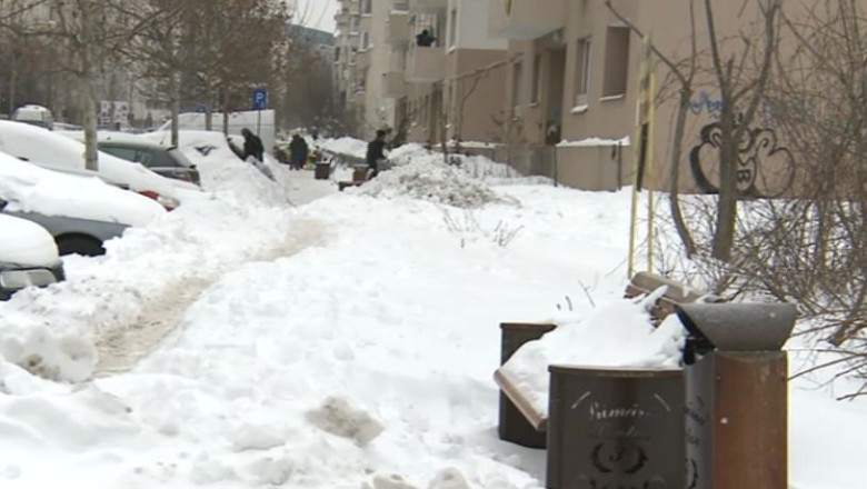 Bucuresti. Dupa aproape o saptamana de la ninsori, trotuarele si statiile de autobuz sunt ingropate in zapada Imagine