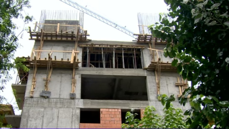 Bucuresti, sectorul 2: Bloc nou in constructie pe spatiul verde si pe locuri de parcare platite Imagine