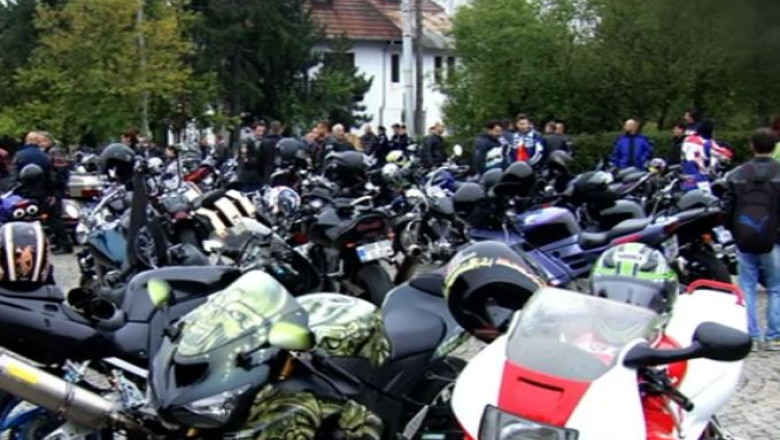 Bucuresti. Spectacol de motoare viu colorate, motociclete de viteza si de croaziera Imagine