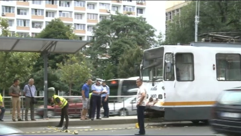 Bucuresti. Un taxi in care se aflau cinci copii s-a ciocnit cu un tramvai Imagine