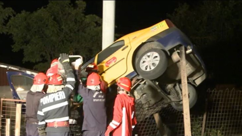 Bucuresti. Un taximetrist s-a infipt cu masina intr-un stalp de beton Imagine