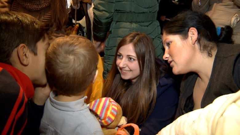 Bucurie de sarbatori pentru o familie nevoiasa. Zeci de studenti au donat haine, alimente si jucarii Imagine