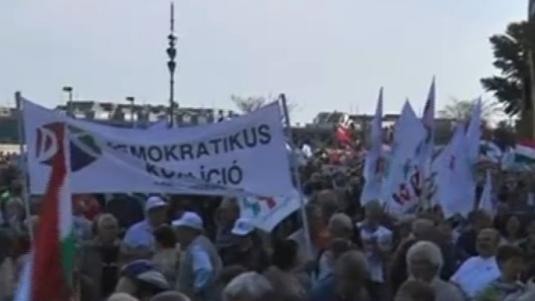 Budapesta. Zeci de mii de persoane au participat la mitinguri pro si contra guvernului Imagine