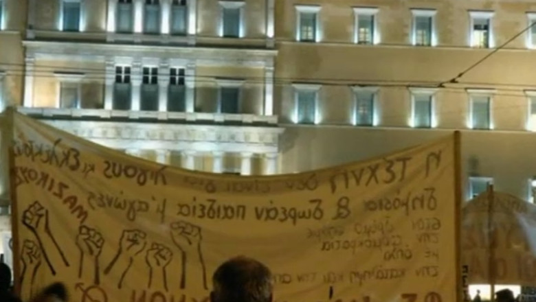 Buget de austeritate in Grecia in 2015. Mii de oameni au protestat in fata Parlamentului de la Atena Imagine