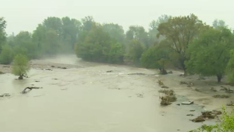 Bulgaria. Someri angajati sa curete zonele afectate de inundatii Imagine