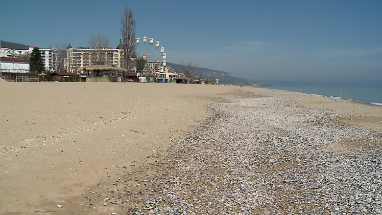 Bulgarii ne bat si la capitolul plaje. Litoralul romanesc a pierdut pana la 600 de metri de nisip Imagine