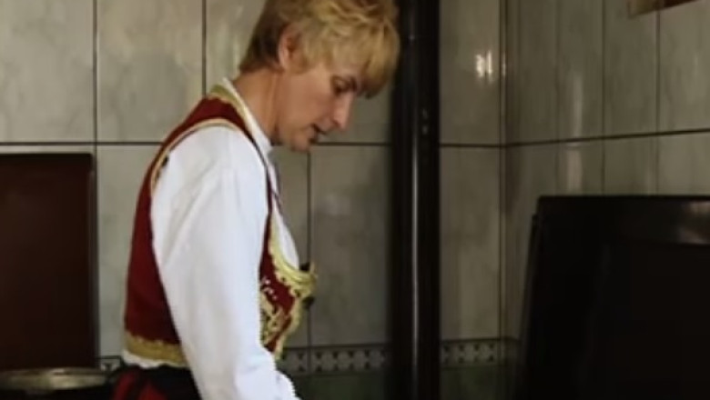 Bunatati sarbesti, in Clisura Dunarii. Gospodinele prepara plescavita  Imagine