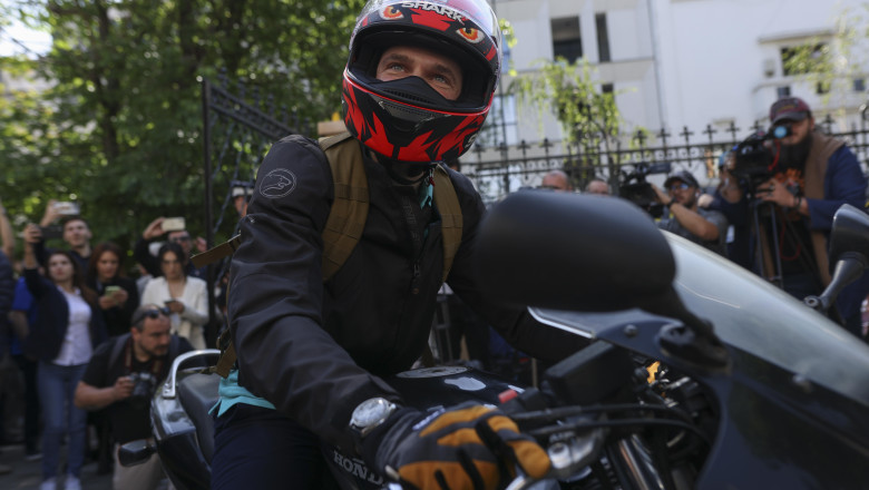 Burduja si-a depus candidatura la Primaria Capitalei. Candidatul PNL a ajuns la eveniment pe motocicleta, aplaudat de liberali Imagine