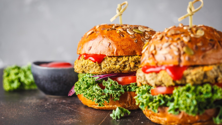 „Burgerii vegetali” ar putea disparea din meniurile europene. Parlamentul UE a votat pentru redenumirea produselor pe baza de plante Imagine