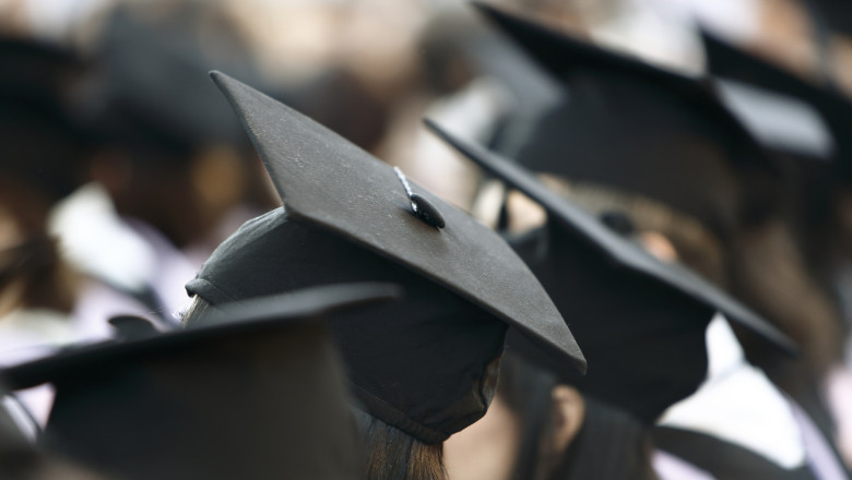 Burse de merit de 1.000 de euro, lasate ca testament de doi profesori universitari din Iasi. Sef de promotie: „O voi dona sotiei” Imagine