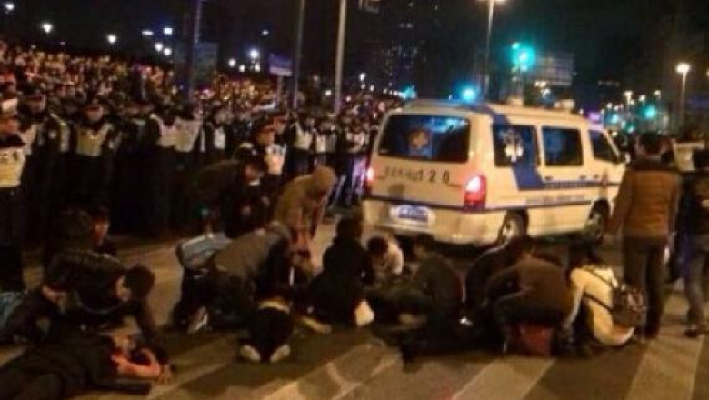 Busculada de la Shanghai s-ar fi produs din cauza unor bancnote false aruncate in multime Imagine