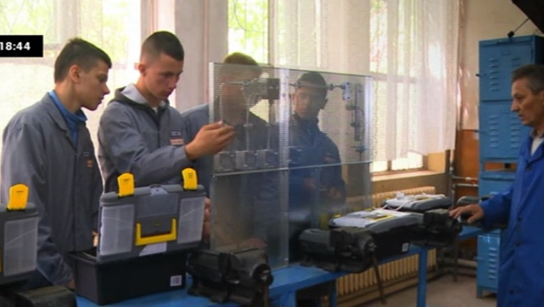 BUSINESS CLUB. Invatamantul profesional, relansat cu ajutorul companiilor private Imagine