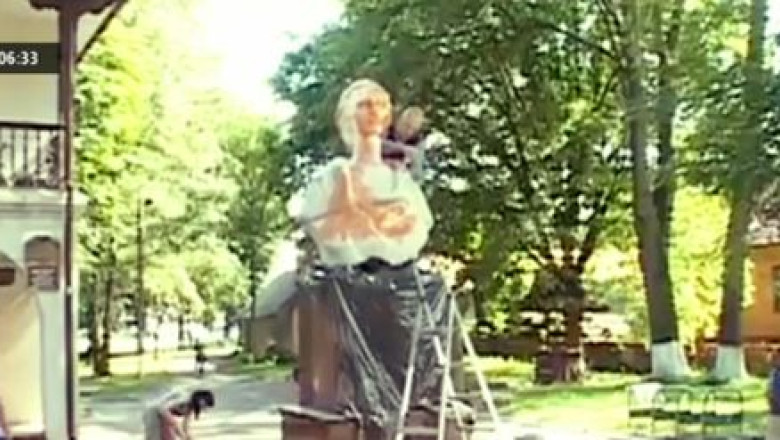 Bust al poetului Mihai Eminescu, decapitat in Ucraina Imagine