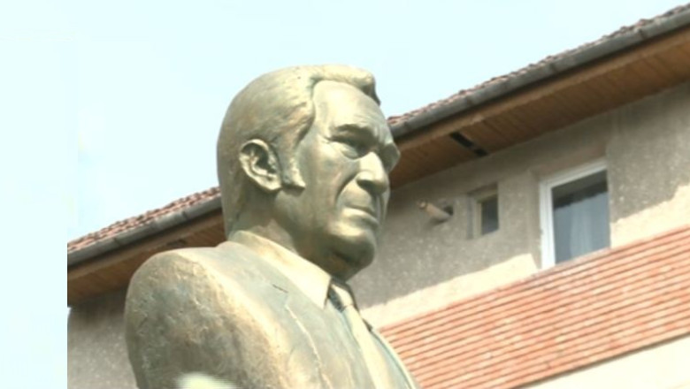 Bustul lui Sergiu Nicolaescu din Targu Jiu va fi dat jos de pe soclu Imagine