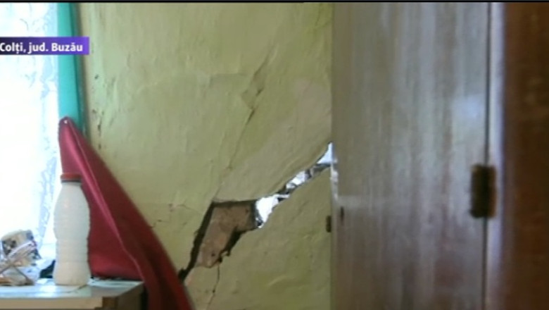 Buzau. Locuinte in pericol de prabusire dupa ploile din ultimele zile Imagine