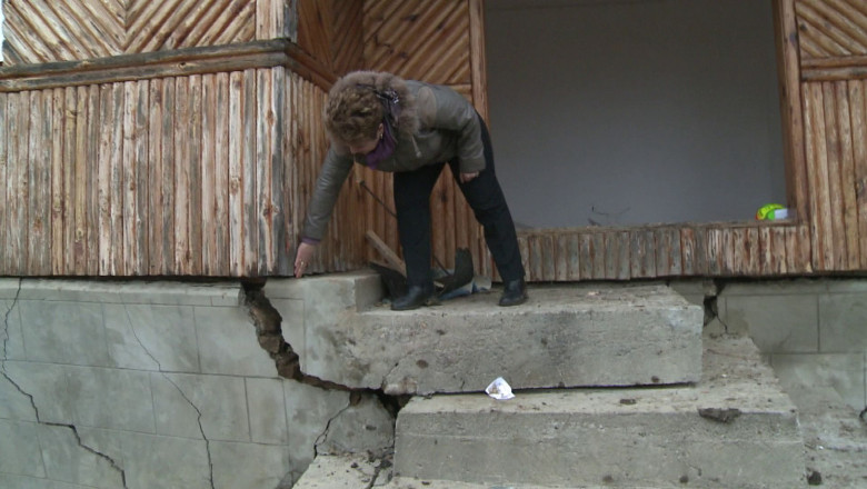 BUZAU. Pamantul le-a inghitit casele Imagine