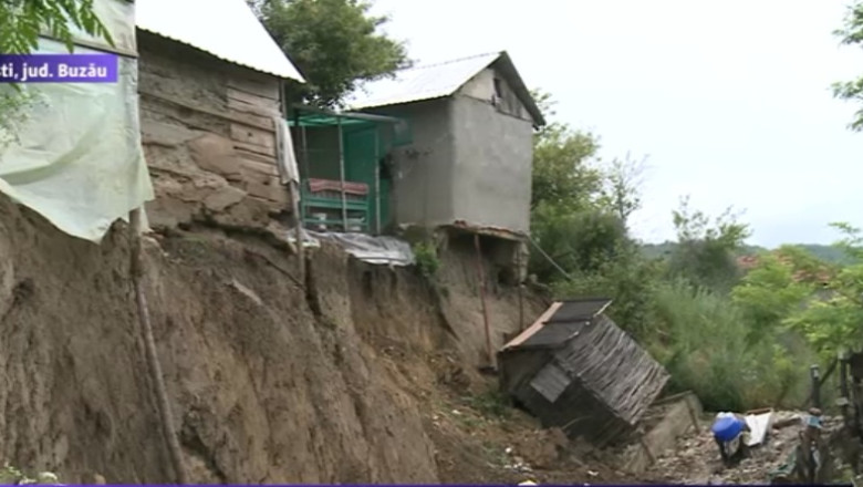 Buzau. Pamantul o ia la vale cu tot cu case Imagine