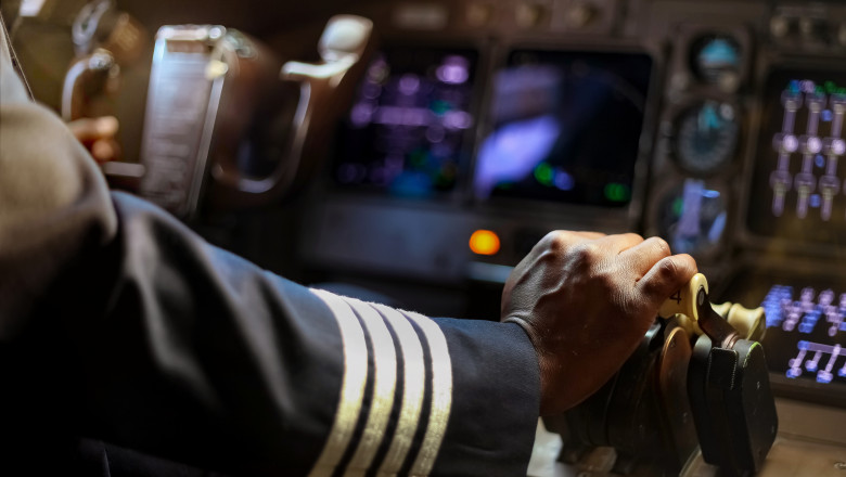 „Ca in filme”. Un pilot, rapit si torturat in timpul unei escale. A fost atacat cand isi facea cumparaturile Imagine