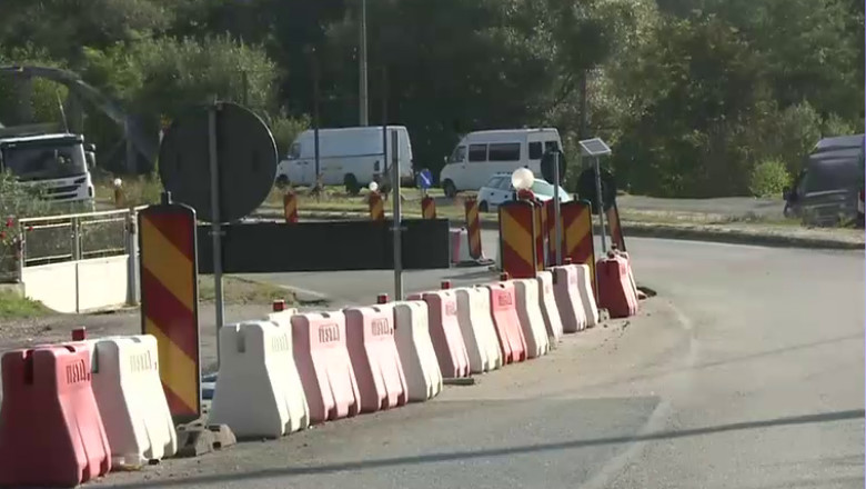 „Ca in Romania”. Restrictii pe un drum din Valcea, dupa o alunecare de teren din ianuarie. Autoritatile promit de 8 luni ca-l repara Imagine