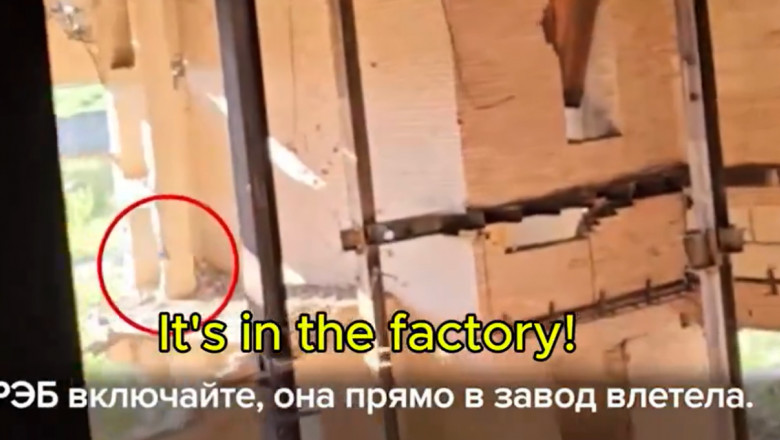 Ca intr-un film horror: Un rus s-a filmat in timp ce era vanat de o drona kamikaze ucraineana printre ruinele unei fabrici Imagine