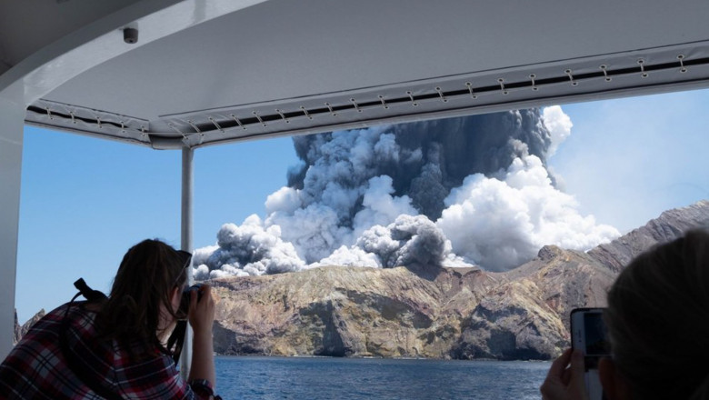 „Ca un cuptor, dar de 1.000 de ori mai rau”. Momentele de groaza descrise de turistii surprinsi de eruptia vulcanului Insula Alba Imagine