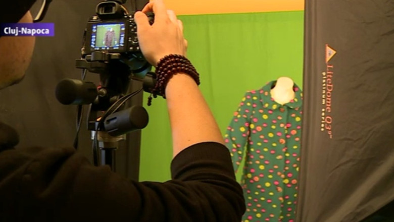 Cabina de proba din sufragerie. Trei romani lucreaza la o aplicatie online de probat haine Imagine