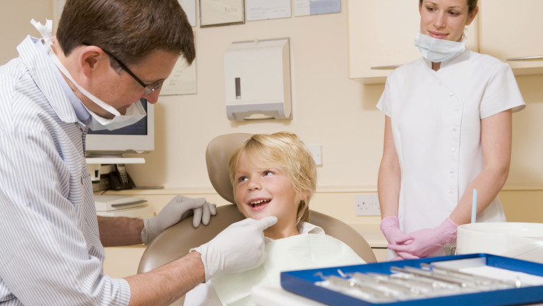 Cabinetele stomatologice din doua scoli oradene, dotate cu aparatura de 6 mii de euro Imagine