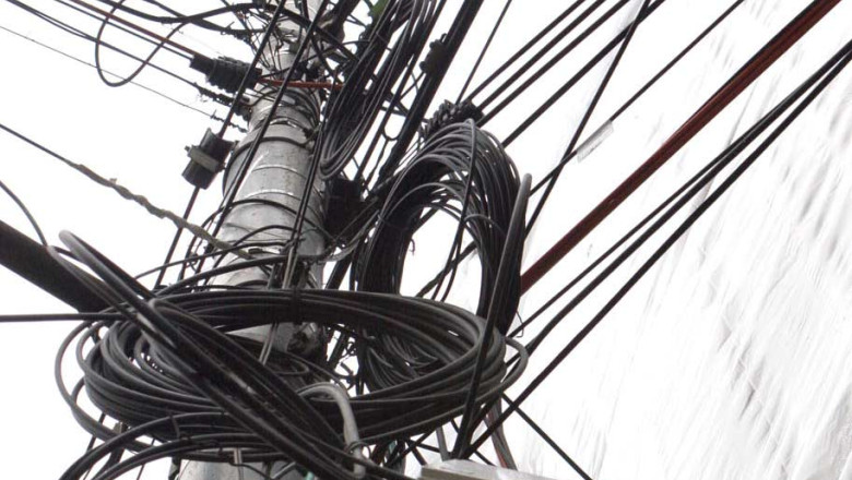 Cablurile de pe stalpii din Oradea vor fi ingropate sub asfalt Imagine